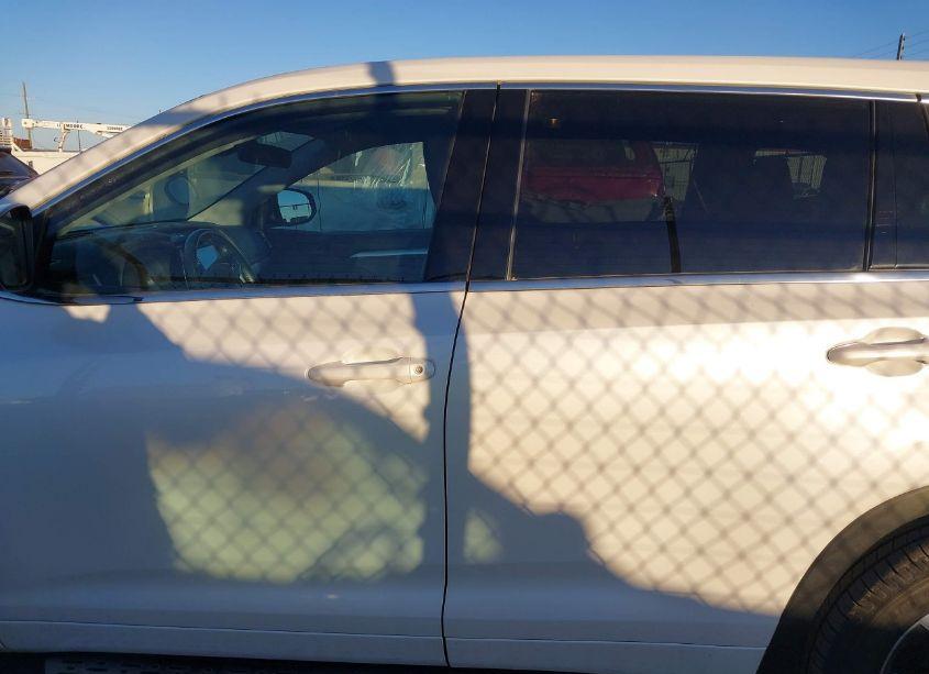 Photo 15 of 2018 Toyota Highlander LE PLUS (VIN 5TDZZRFH7JS241082)