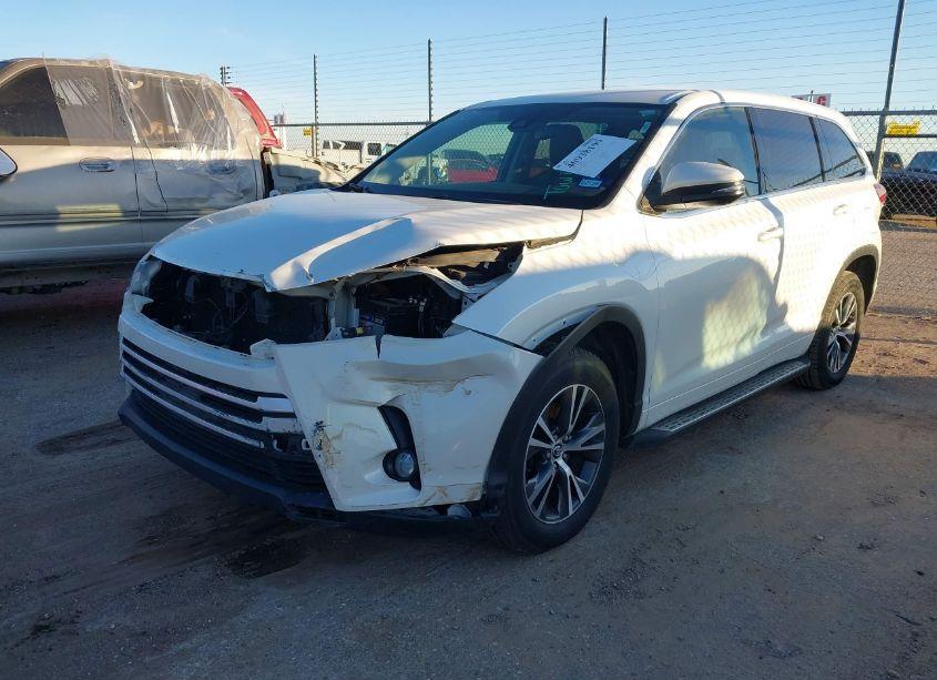 Photo 2 of 2018 Toyota Highlander LE PLUS (VIN 5TDZZRFH7JS241082)
