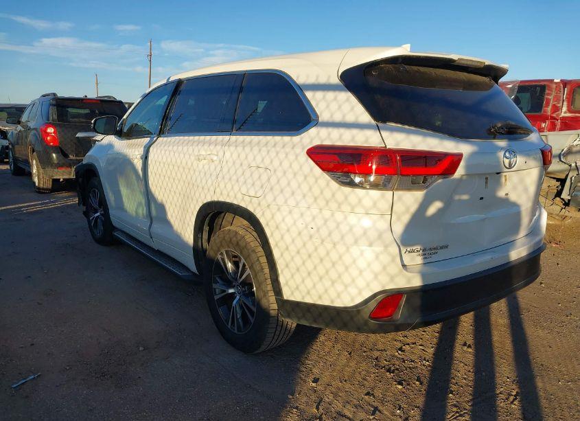 Photo 3 of 2018 Toyota Highlander LE PLUS (VIN 5TDZZRFH7JS241082)
