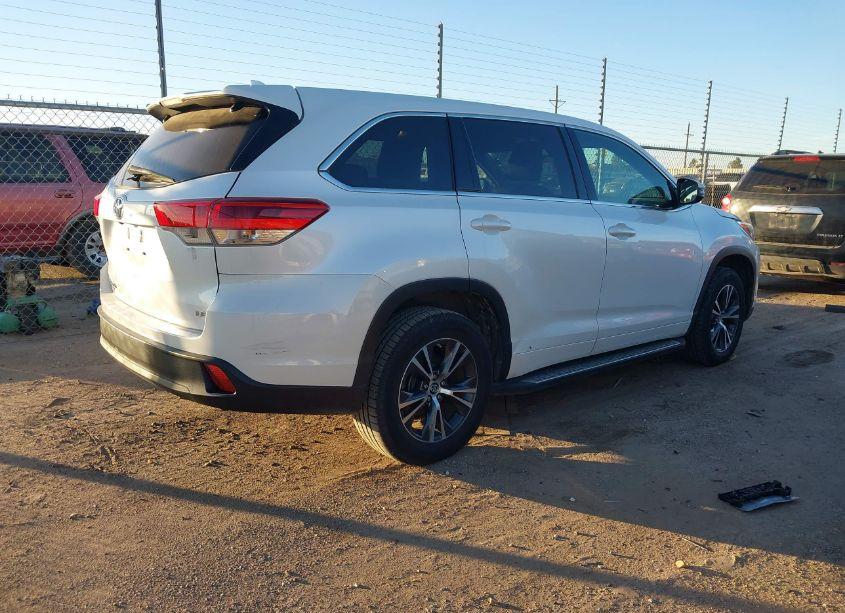 Photo 4 of 2018 Toyota Highlander LE PLUS (VIN 5TDZZRFH7JS241082)