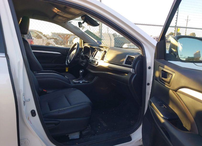 Photo 5 of 2018 Toyota Highlander LE PLUS (VIN 5TDZZRFH7JS241082)