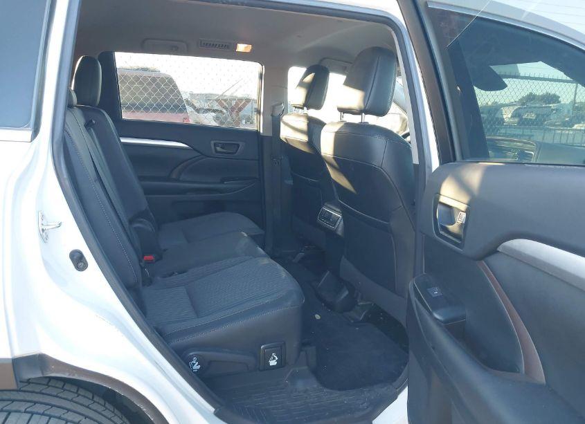 Photo 8 of 2018 Toyota Highlander LE PLUS (VIN 5TDZZRFH7JS241082)