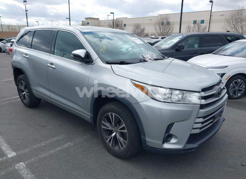 2018 Toyota Highlander LE (VIN 5TDZZRFH7JS276687) main photo