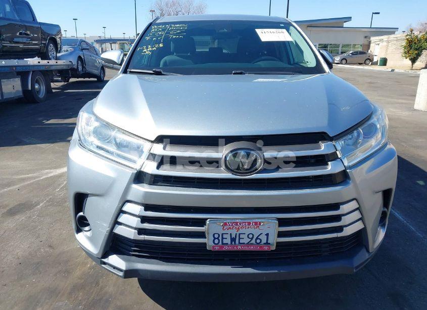 Photo 13 of 2018 Toyota Highlander LE (VIN 5TDZZRFH7JS276687)