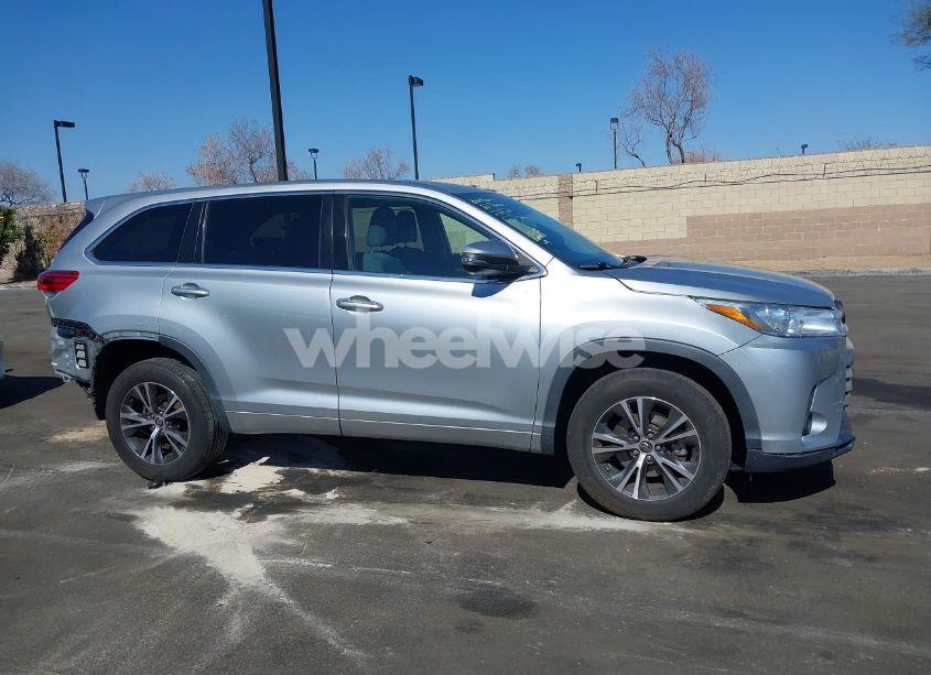 Photo 14 of 2018 Toyota Highlander LE (VIN 5TDZZRFH7JS276687)