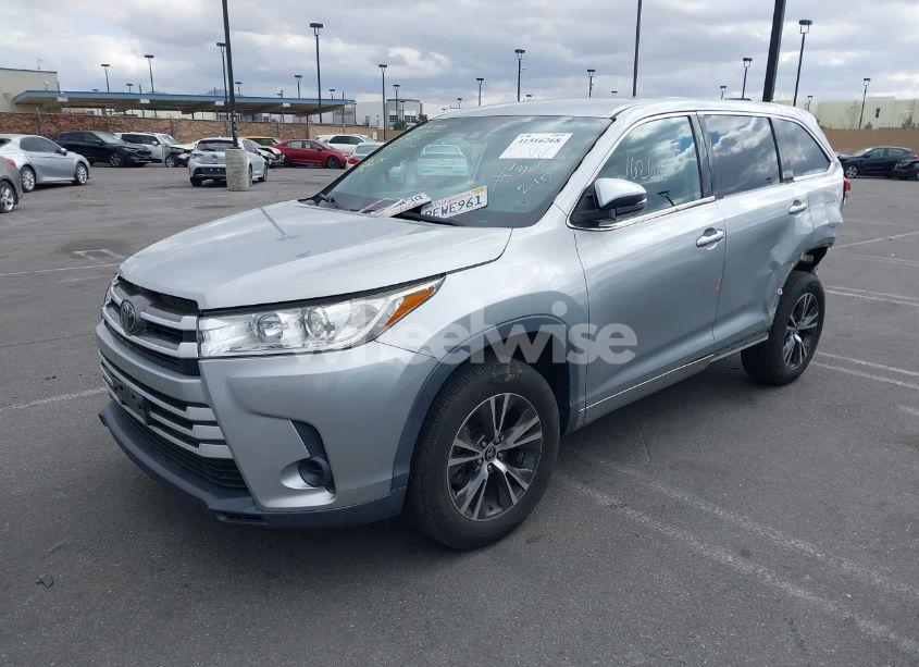 Photo 2 of 2018 Toyota Highlander LE (VIN 5TDZZRFH7JS276687)