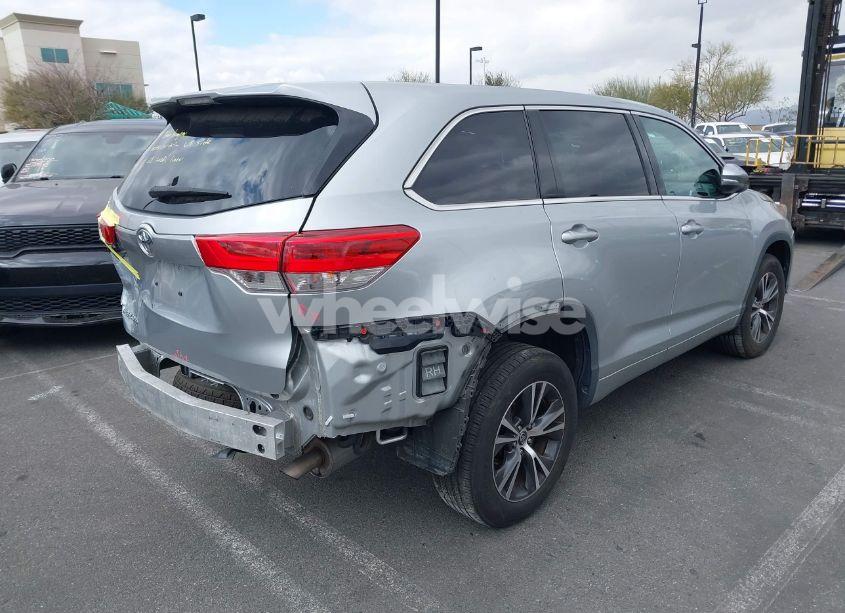 Photo 4 of 2018 Toyota Highlander LE (VIN 5TDZZRFH7JS276687)