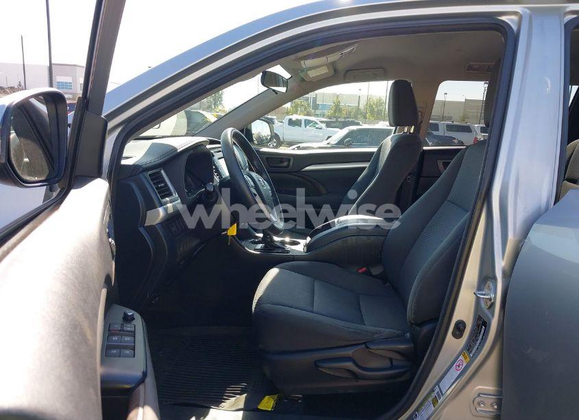 Photo 5 of 2018 Toyota Highlander LE (VIN 5TDZZRFH7JS276687)