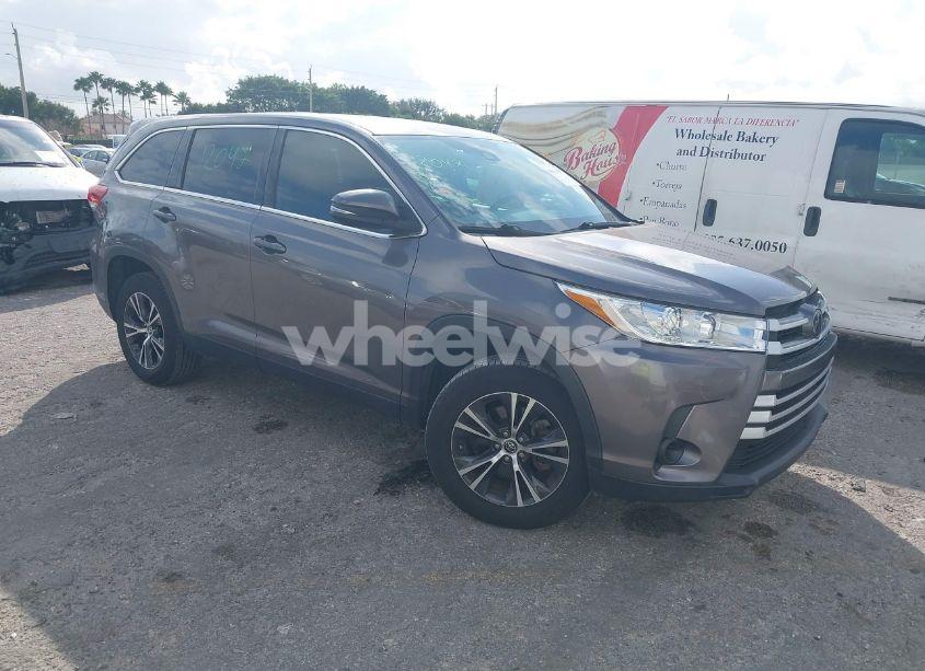 2019 Toyota Highlander LE (VIN 5TDZZRFH7KS290610) main photo