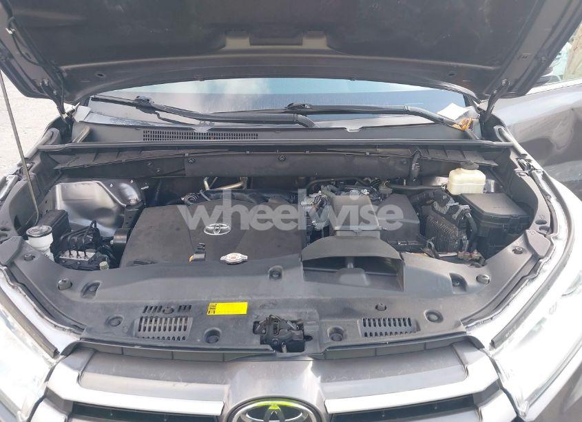 Photo 10 of 2019 Toyota Highlander LE (VIN 5TDZZRFH7KS290610)