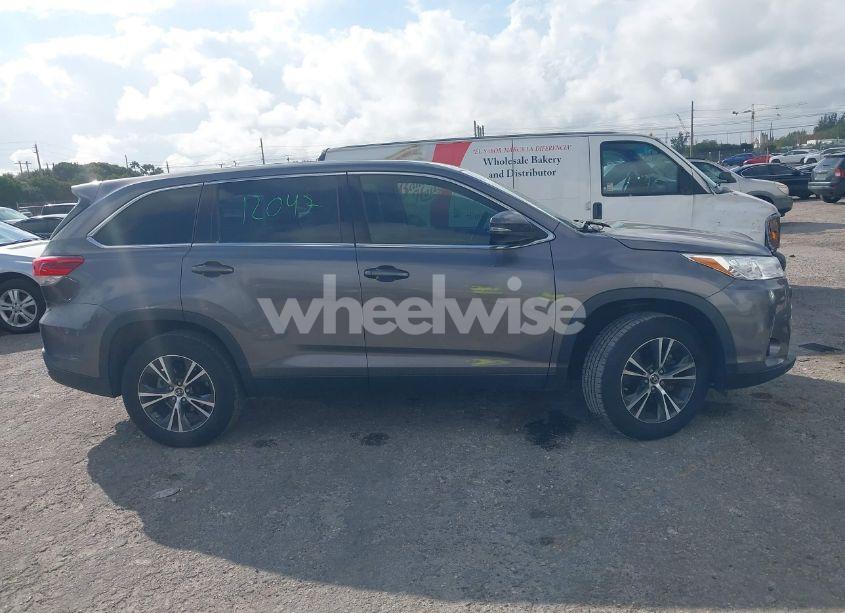 Photo 13 of 2019 Toyota Highlander LE (VIN 5TDZZRFH7KS290610)