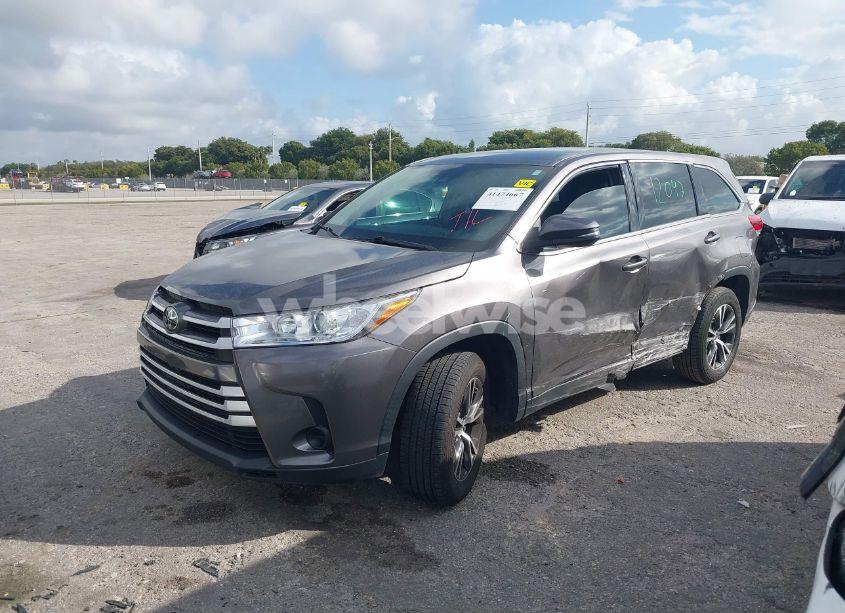 Photo 2 of 2019 Toyota Highlander LE (VIN 5TDZZRFH7KS290610)
