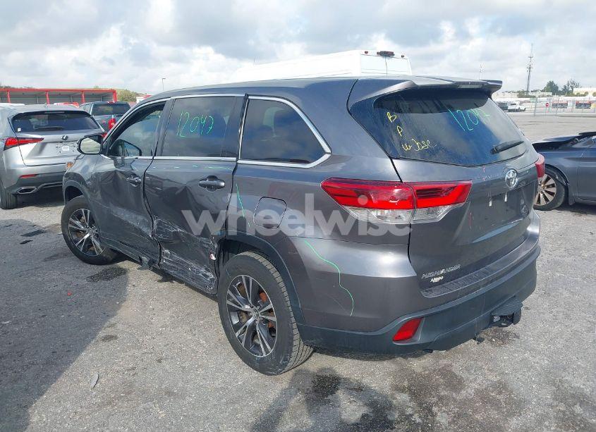 Photo 3 of 2019 Toyota Highlander LE (VIN 5TDZZRFH7KS290610)