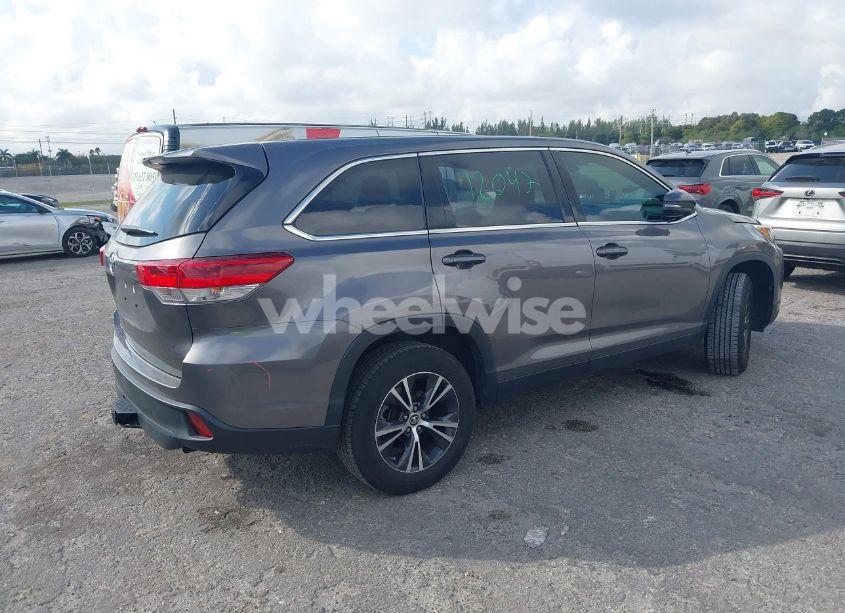 Photo 4 of 2019 Toyota Highlander LE (VIN 5TDZZRFH7KS290610)