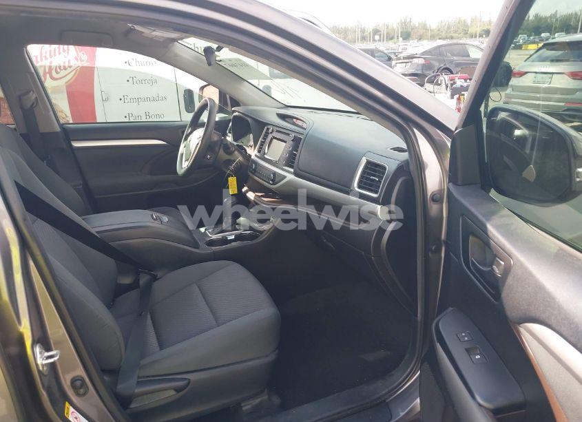 Photo 5 of 2019 Toyota Highlander LE (VIN 5TDZZRFH7KS290610)