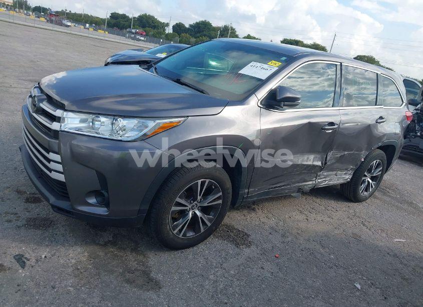 Photo 6 of 2019 Toyota Highlander LE (VIN 5TDZZRFH7KS290610)