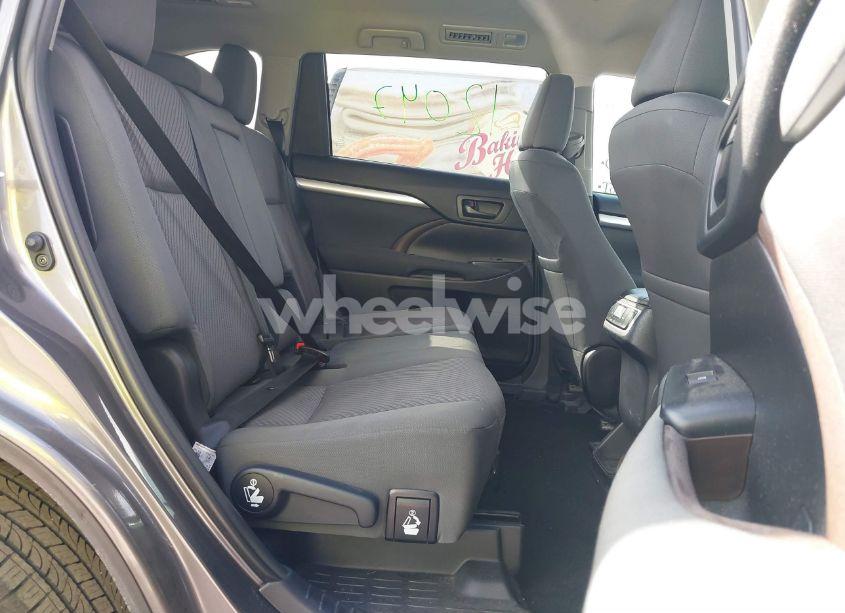 Photo 8 of 2019 Toyota Highlander LE (VIN 5TDZZRFH7KS290610)