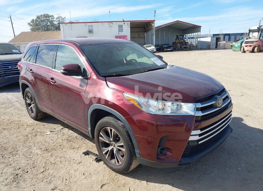 2018 Toyota Highlander LE (VIN 5TDZZRFH8JS251877) main photo