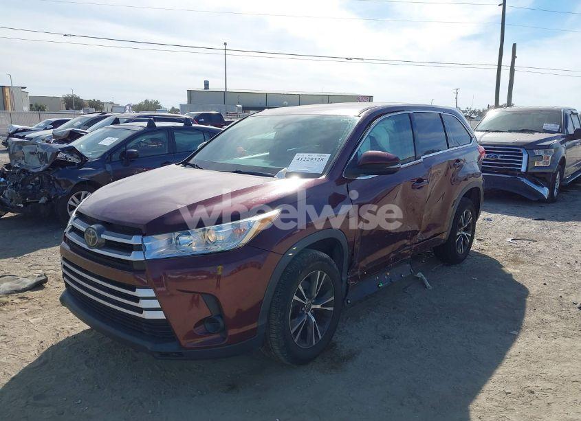 Photo 2 of 2018 Toyota Highlander LE (VIN 5TDZZRFH8JS251877)