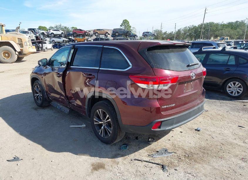 Photo 3 of 2018 Toyota Highlander LE (VIN 5TDZZRFH8JS251877)