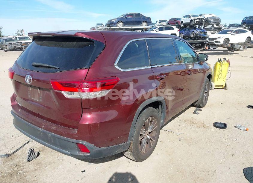 Photo 4 of 2018 Toyota Highlander LE (VIN 5TDZZRFH8JS251877)