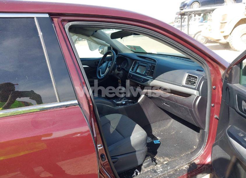 Photo 5 of 2018 Toyota Highlander LE (VIN 5TDZZRFH8JS251877)