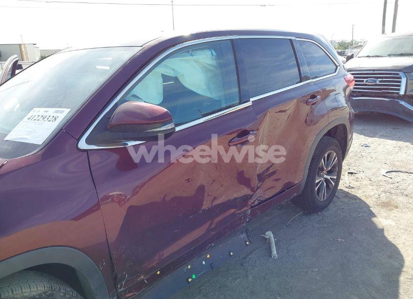 Photo 6 of 2018 Toyota Highlander LE (VIN 5TDZZRFH8JS251877)