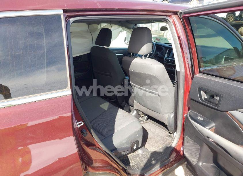 Photo 8 of 2018 Toyota Highlander LE (VIN 5TDZZRFH8JS251877)