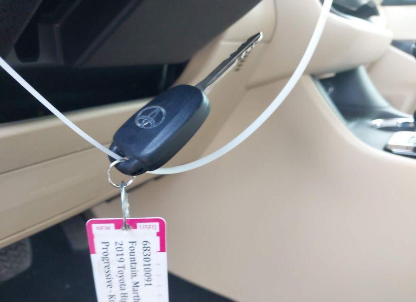 Photo 11 of 2019 Toyota Highlander LE PLUS (VIN 5TDZZRFH8KS352337)