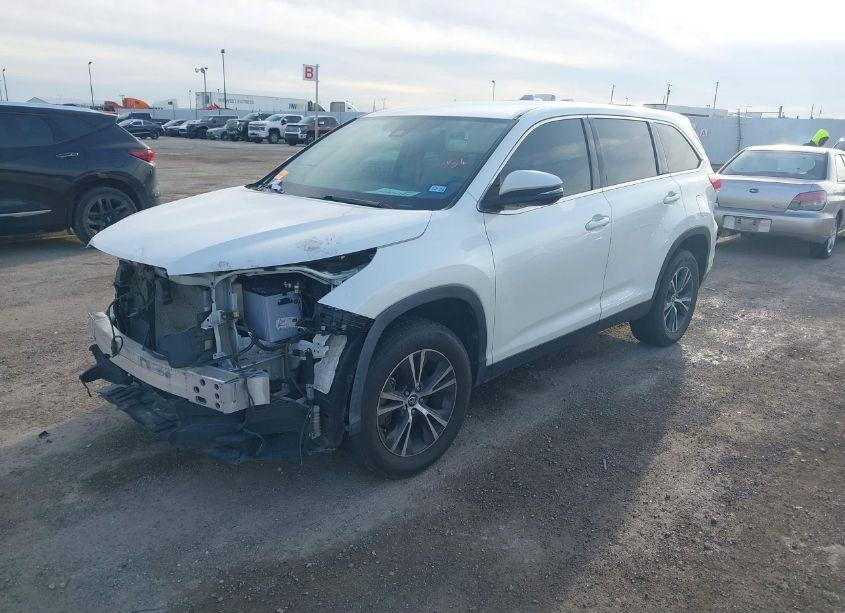 Photo 2 of 2019 Toyota Highlander LE PLUS (VIN 5TDZZRFH8KS352337)