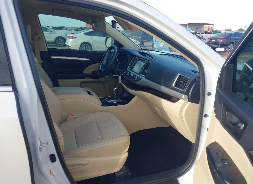 Photo 5 of 2019 Toyota Highlander LE PLUS (VIN 5TDZZRFH8KS352337)