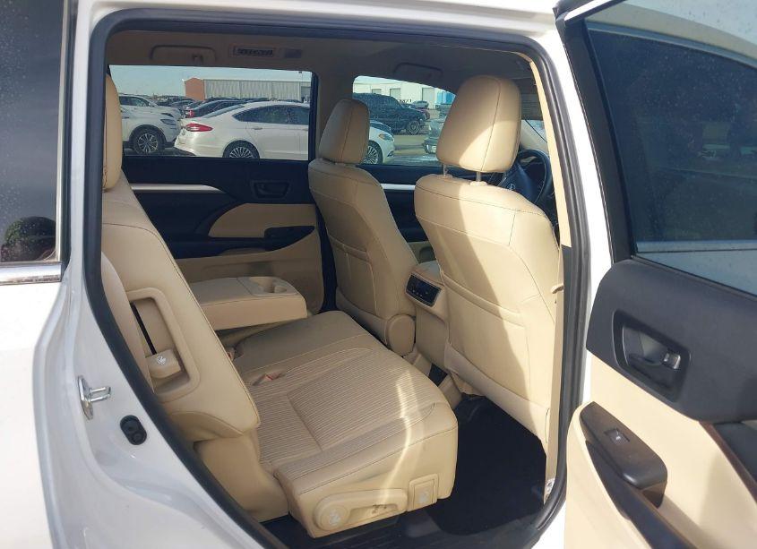 Photo 8 of 2019 Toyota Highlander LE PLUS (VIN 5TDZZRFH8KS352337)