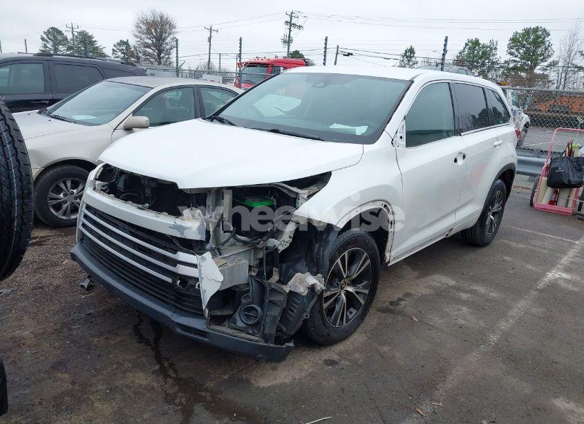 Photo 2 of 2017 Toyota Highlander LE (VIN 5TDZZRFH9HS209454)