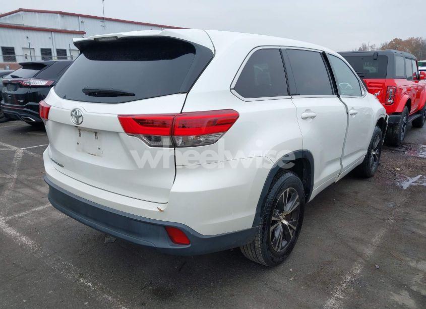 Photo 4 of 2017 Toyota Highlander LE (VIN 5TDZZRFH9HS209454)