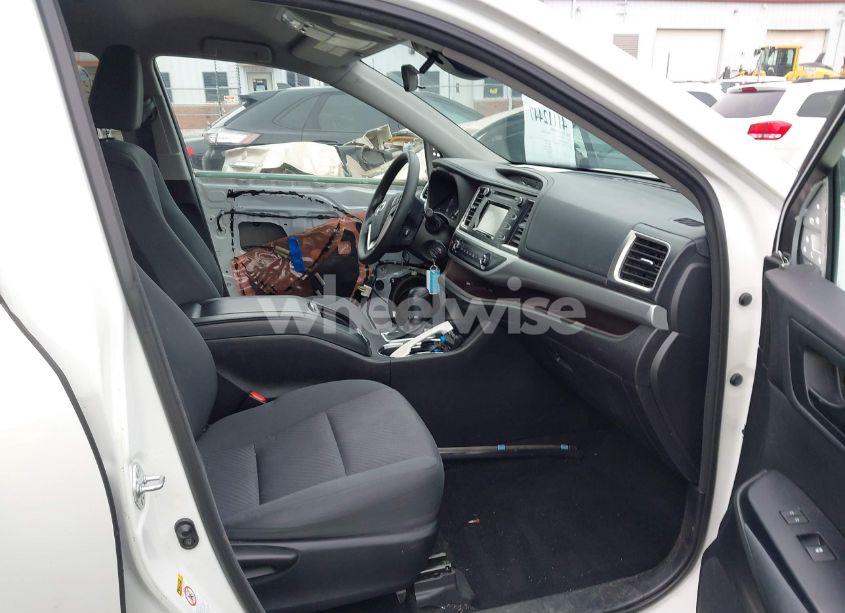 Photo 5 of 2017 Toyota Highlander LE (VIN 5TDZZRFH9HS209454)