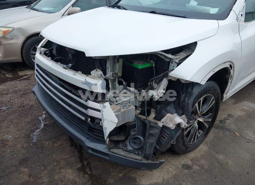 Photo 6 of 2017 Toyota Highlander LE (VIN 5TDZZRFH9HS209454)