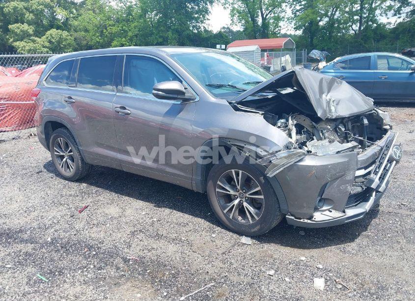 2017 Toyota Highlander LE (VIN 5TDZZRFH9HS220258) main photo