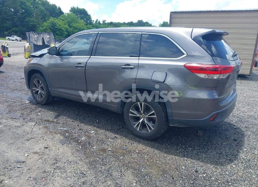 Photo 3 of 2017 Toyota Highlander LE (VIN 5TDZZRFH9HS220258)