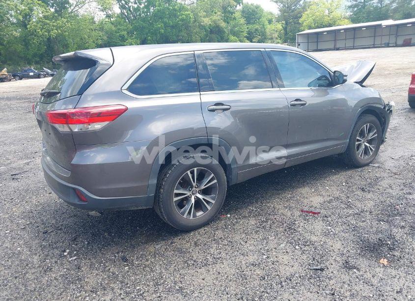 Photo 4 of 2017 Toyota Highlander LE (VIN 5TDZZRFH9HS220258)