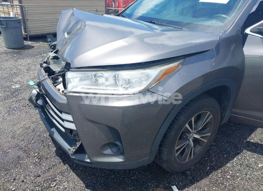 Photo 6 of 2017 Toyota Highlander LE (VIN 5TDZZRFH9HS220258)