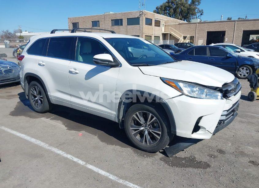 2018 Toyota Highlander LE (VIN 5TDZZRFH9JS278702) main photo