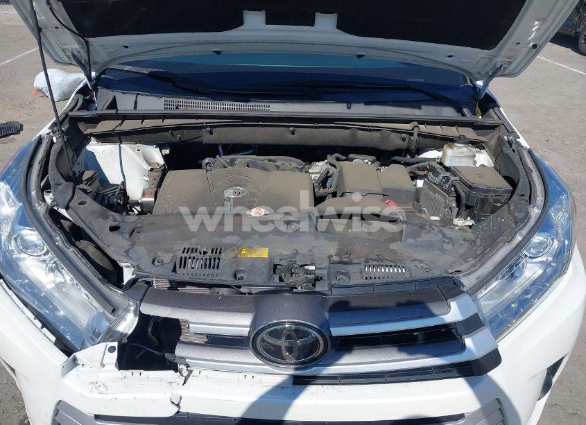 Photo 10 of 2018 Toyota Highlander LE (VIN 5TDZZRFH9JS278702)