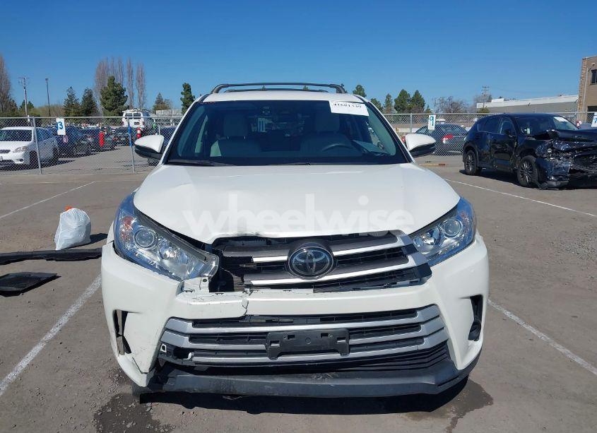 Photo 12 of 2018 Toyota Highlander LE (VIN 5TDZZRFH9JS278702)