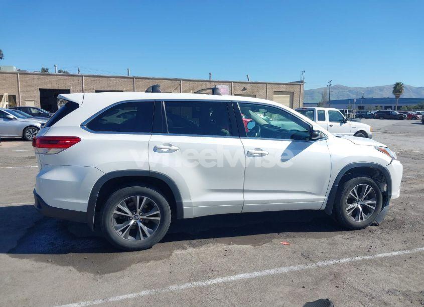 Photo 13 of 2018 Toyota Highlander LE (VIN 5TDZZRFH9JS278702)