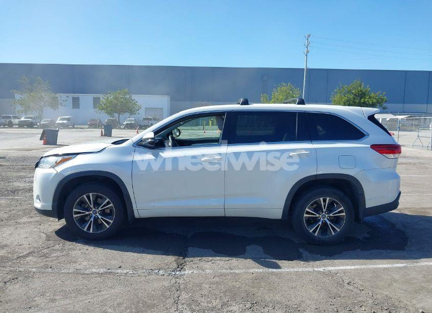 Photo 14 of 2018 Toyota Highlander LE (VIN 5TDZZRFH9JS278702)