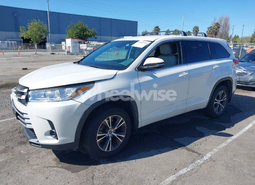 Photo 2 of 2018 Toyota Highlander LE (VIN 5TDZZRFH9JS278702)