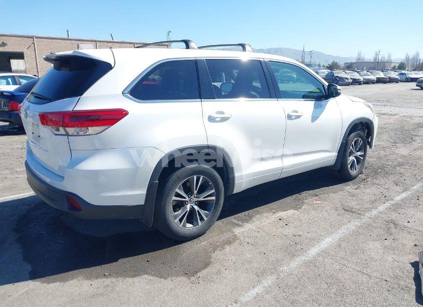 Photo 4 of 2018 Toyota Highlander LE (VIN 5TDZZRFH9JS278702)