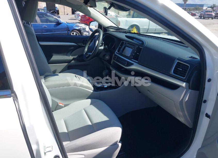 Photo 5 of 2018 Toyota Highlander LE (VIN 5TDZZRFH9JS278702)