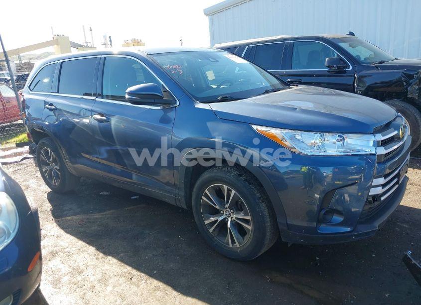 2019 Toyota Highlander LE (VIN 5TDZZRFH9KS290866) main photo