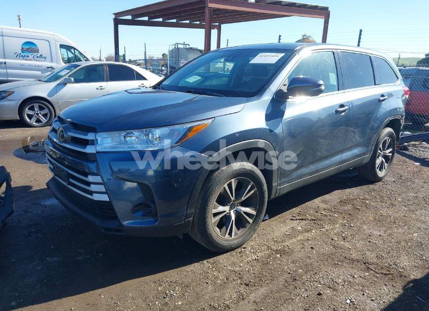 Photo 2 of 2019 Toyota Highlander LE (VIN 5TDZZRFH9KS290866)